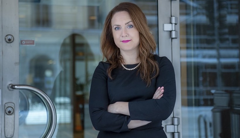Li Jansson vädjar till regeringen att inte ta bort nuvarande krav på medborgerlig pålitlighet i bevakningslagen.